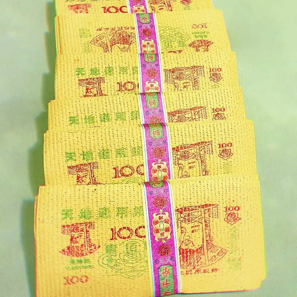 寵物祭祀焚燒供品，100張紙鈔