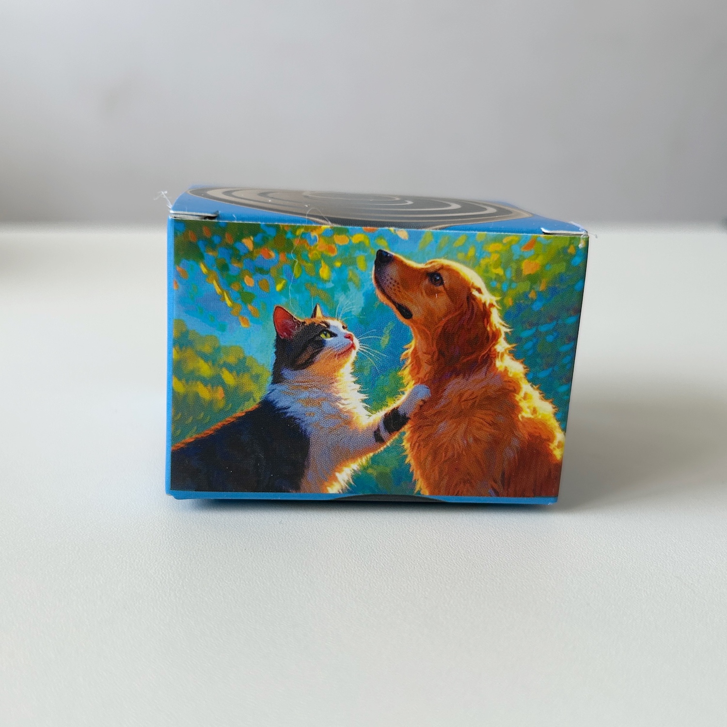 Ритуальные принадлежности для питомца — бумажные банки с кормом для кошек и собак